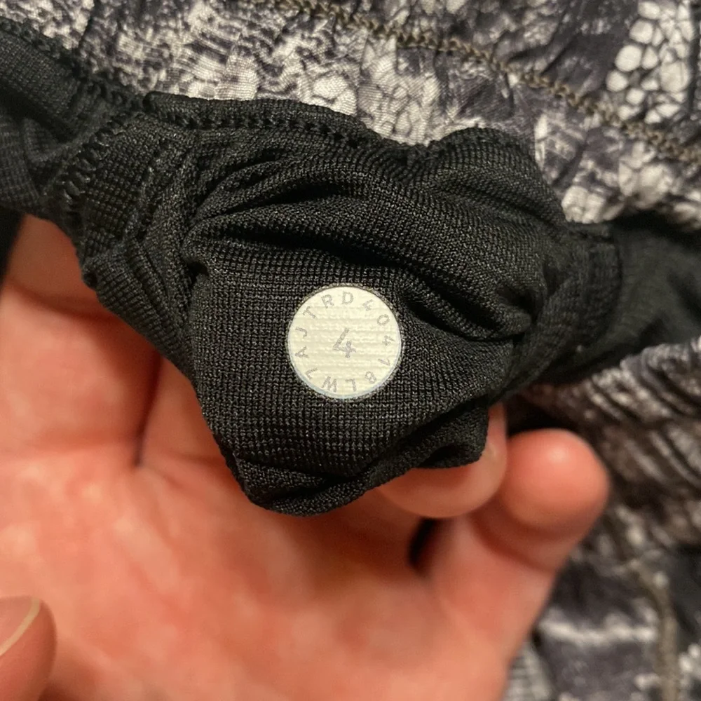 Lululemon Hotty Hot Short II *2.5" - Picture 4 of 4